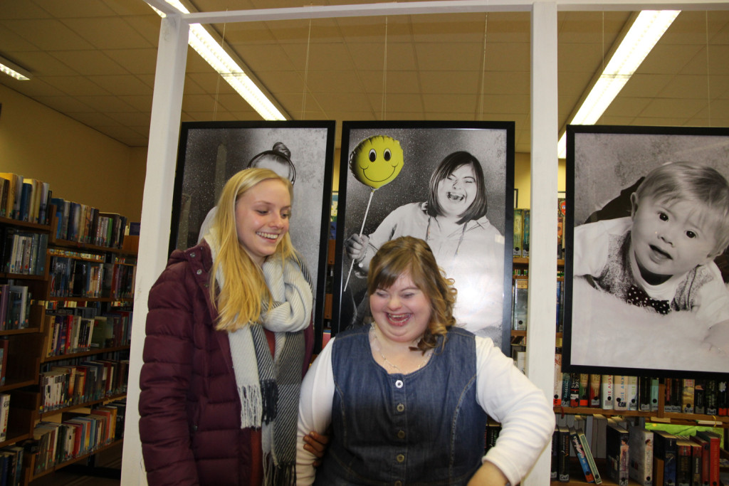 Beste Laune: Silke Schilling (rechts) vor einem Foto, das sie beim Shooting zeigt. Die junge Dame ist das "Titelmädchen" der sechswöchigen Ausstellung. (Foto: Triesch)